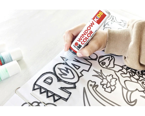 Hand zieht Konturen auf einer Malvorlage mit Marabu Window Color Kids Liner nach.