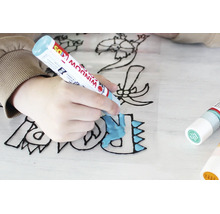 Hand eines Kindes beim Ausmalen eines Dinosaurier-Motivs auf einer transparenten Folie mit Marabu Window Color Kids.