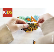Kinderhände ziehen ein Fensterfarben-Motiv mit Dino-Muster ab. Marabu Logo und KIDS Logo.