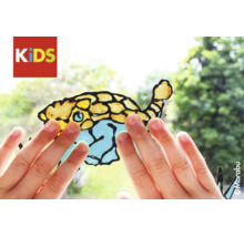 Kinderhände berühren ein mit Marabu KIDS Window Color gestaltetes Fischmotiv auf einer Glasscheibe. Marabu Logo.