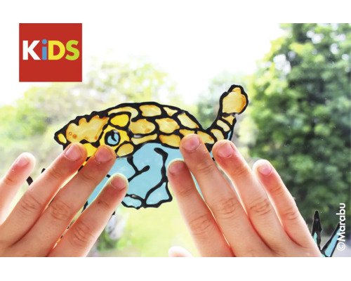 Kinderhände berühren ein mit Marabu KIDS Window Color gestaltetes Fischmotiv auf einer Glasscheibe. Marabu Logo.