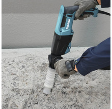 Makita Meißelhammer mit Staubabsaugung wird auf einer Betonoberfläche verwendet. Makita Logo.