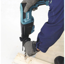 Eine Person mit Schutzhandschuhen bohrt mit einem Makita Bohrhammer in ein Stück Holz. Makita Logo sichtbar.