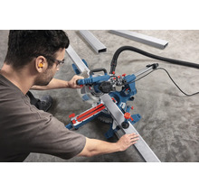 Handwerker benutzt eine Bosch Kapp- und Gehrungssäge zum Schneiden eines Metallprofils mit Gehörschutz und Schutzbrille.