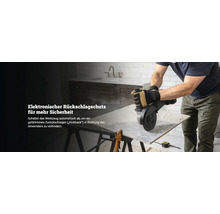 Winkelschleifer beim Schneiden einer Fliese mit elektronischem Rückschlagschutz für mehr Sicherheit.