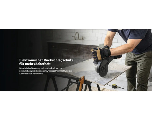 Winkelschleifer beim Schneiden einer Fliese mit elektronischem Rückschlagschutz für mehr Sicherheit.