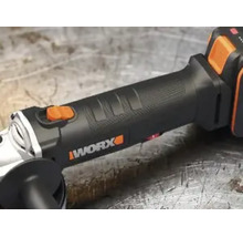 Nahaufnahme eines Worx akkubetriebenen Winkelschleifers mit ergonomischem Griff und Schiebeschalter auf einer Arbeitsfläche.