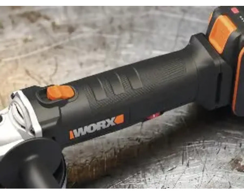 Nahaufnahme eines Worx akkubetriebenen Winkelschleifers mit ergonomischem Griff und Schiebeschalter auf einer Arbeitsfläche.