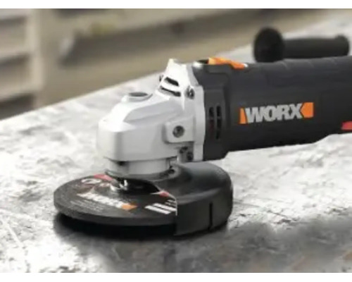 WORX Winkelschleifer mit Trennscheibe und Schutzhaube auf einer Werkbank.