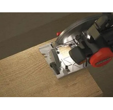 Handkreissäge schneidet ein Holzbrett mit Arbeitsbeleuchtung.