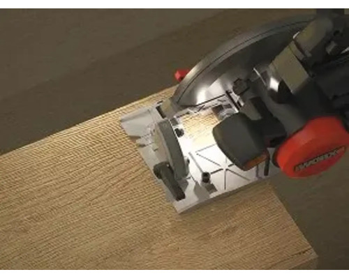 Handkreissäge schneidet ein Holzbrett mit Arbeitsbeleuchtung.
