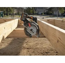 Worx Akku-Handkreissäge hängend an einem Holzbalken einer Rahmenkonstruktion im Freien.