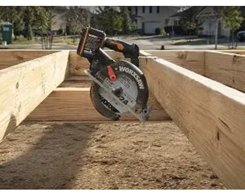 Worx Akku-Handkreissäge hängend an einem Holzbalken einer Rahmenkonstruktion im Freien.