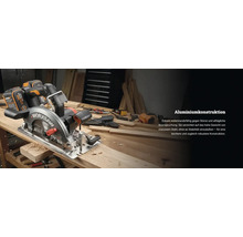 Akku-Handkreissäge von Worx mit stabiler Aluminiumkonstruktion auf einer Werkbank aus Holz in einer organisierten Werkstatt.