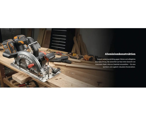 Akku-Handkreissäge von Worx mit stabiler Aluminiumkonstruktion auf einer Werkbank aus Holz in einer organisierten Werkstatt.
