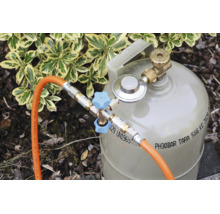 Gasflasche mit Druckregler, Zweifach-Abzweigventil mit Griffen und zwei angeschlossenen Gasschläuchen im Außenbereich.