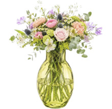 Bunter Blumenstrauß mit Rosen, Nelken, Ranunkeln und Disteln in einer bauchigen grünen Glasvase.