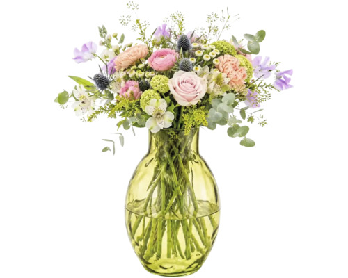 Bunter Blumenstrauß mit Rosen, Nelken, Ranunkeln und Disteln in einer bauchigen grünen Glasvase.