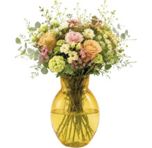 Bunter Blumenstrauß mit Rosen und Nelken in einer bauchigen gelben Glasvase.