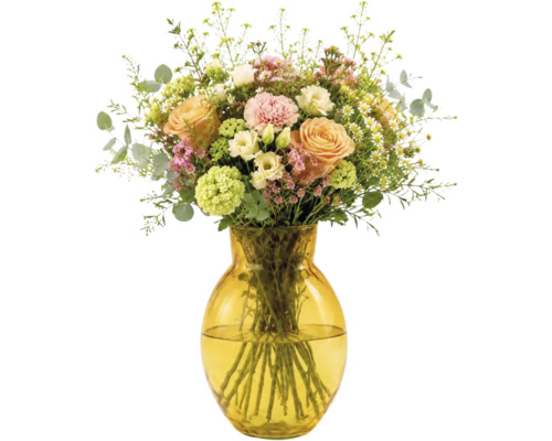 Bunter Blumenstrauß mit Rosen und Nelken in einer bauchigen gelben Glasvase.