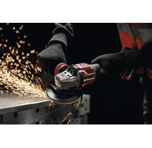 Einhell Professional Akku-Winkelschleifer im Einsatz bei der Metallbearbeitung mit Funkenflug.