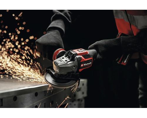 Einhell Professional Akku-Winkelschleifer im Einsatz bei der Metallbearbeitung mit Funkenflug.