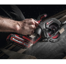 Einhell Akku-Handkreissäge Power X-Change beim Sägen von Holz mit sichtbarer Staubentwicklung.