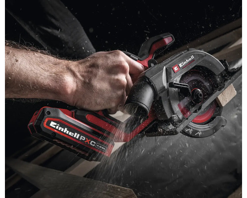 Einhell Akku-Handkreissäge Power X-Change beim Sägen von Holz mit sichtbarer Staubentwicklung.