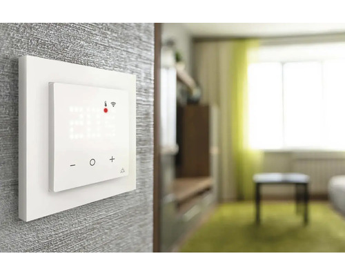 Smartes Wandthermostat mit Digitalanzeige für Temperatur und WLAN-Verbindung sowie Touch-Bedienung in einem hellen Wohnzimmer montiert.