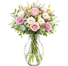 Blumenstrauß mit rosa und weißen Rosen, Nelken und Lisianthus in einer Glasvase.