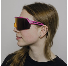 Person trägt eine uvex Sportsonnenbrille mit durchgehendem Brillenglas und uvex Logo am Bügel.