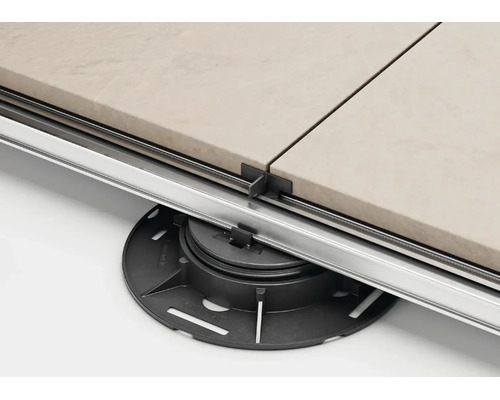 Terrassen-Stelzlager mit Aluminium-Profilsystem und Terrassenplatten.