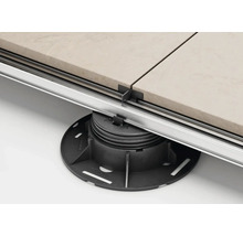 Höhenverstellbares Stelzlager für Terrassenplatten mit Aluminiumprofil und Fugenkreuz.