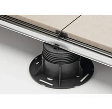 Höhenverstellbares Stelzlager aus Kunststoff zur Unterstützung einer Terrassen-Unterkonstruktion mit Aluminiumprofilen und Platten.