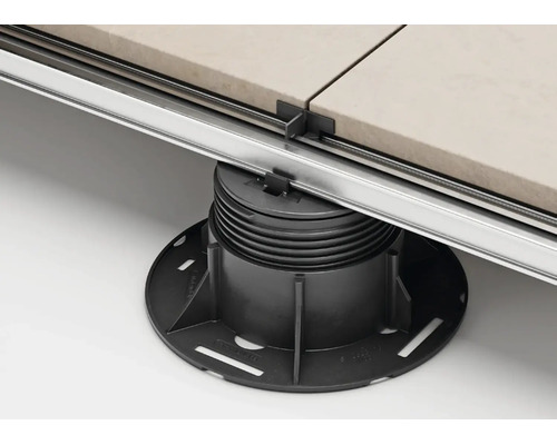 Höhenverstellbares Stelzlager aus Kunststoff zur Unterstützung einer Terrassen-Unterkonstruktion mit Aluminiumprofilen und Platten.
