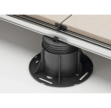 Höhenverstellbares Stelzlager für Terrassen mit Aluminiumprofil und aufliegenden Terrassenplatten.