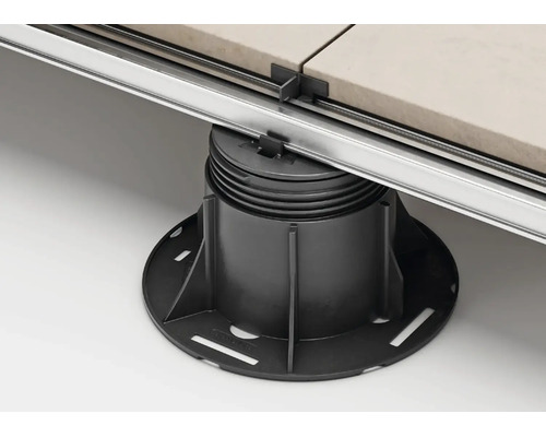 Höhenverstellbares Stelzlager für Terrassen mit Aluminiumprofil und aufliegenden Terrassenplatten.