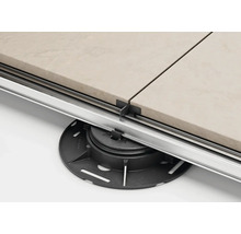 Terrassen-Stelzlager mit Aluminium-Profilsystem und Terrassenplatten.