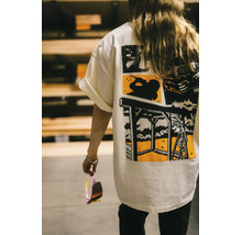 Rückansicht einer Person in einem weißen T-Shirt mit Grafikdruck, der verschiedene Heimwerker-Szenen und Werkzeuge zeigt.