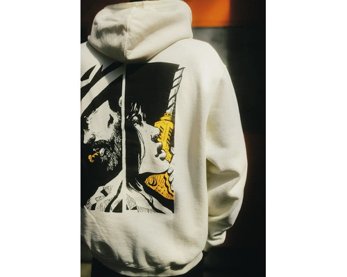 Weißer Kapuzenpullover mit Grafikdruck auf dem Rücken, der zwei Personen und eine Bohrmaschine im Comic-Stil zeigt.