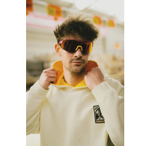 Ein Mann trägt einen cremefarbenen Hornbach Kapuzenpullover mit gelbem Innenfutter und eine sportliche Schutzbrille.