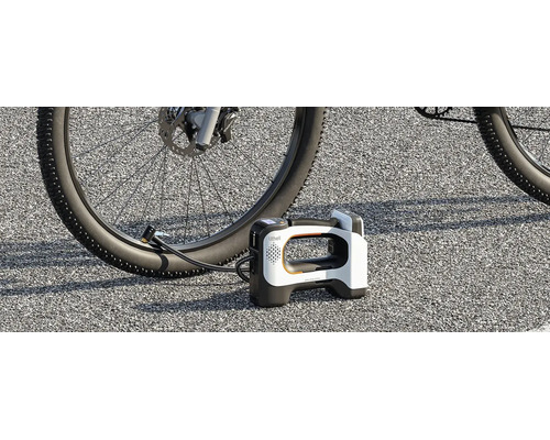 Tragbare Litheli Akku-Luftpumpe beim Aufpumpen eines Fahrradreifens auf Asphalt.
