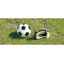 Tragbare elektrische Luftpumpe Litheli beim Aufpumpen eines Fußballs auf einer Rasenfläche.
