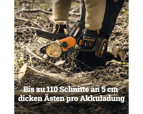 Handgeführter Worx Akku-Gehölzschneider sägt einen Ast. Worx Logo. Text: Bis zu 110 Schnitte an 5 Zentimeter dicken Ästen pro Akkuladung.