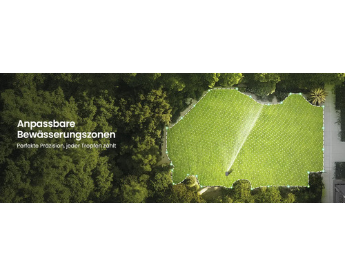Vogelperspektive einer Gartenanlage mit einem Rasensprenger, der eine individuell anpassbare Bewässerungszone auf dem grünen Rasen bewässert.