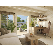 Heller Innenraum eines Holzgartenhauses mit Arbeitsplatz, Schreibtisch, ergonomischem Stuhl, Sofa und Blick durch Glastüren in den Garten.