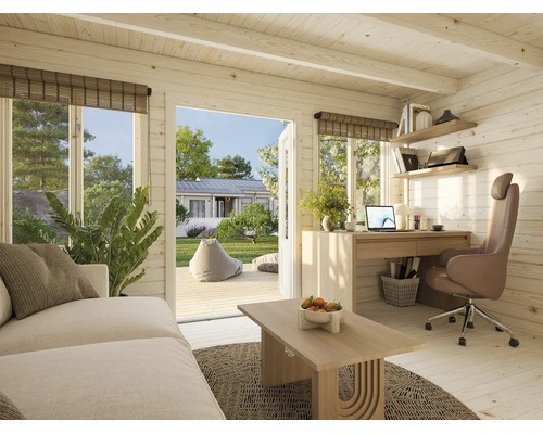 Heller Innenraum eines Holzgartenhauses mit Arbeitsplatz, Schreibtisch, ergonomischem Stuhl, Sofa und Blick durch Glastüren in den Garten.