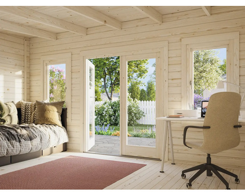 Innenansicht eines hellen Gartenhauses aus Holz mit Schreibtisch, Sofa und Blick durch große Glastüren auf den Garten.