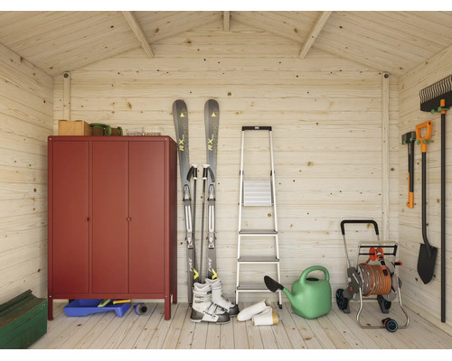 Innenraum eines hellen, organisierten Gartenhauses aus Holz mit Schrank, Leiter, Schlauchwagen, Skiern und Gartenwerkzeugen an der Wand.