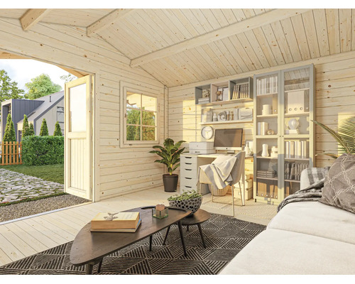 Helles Gartenhaus aus Holz, eingerichtet als Homeoffice mit Schreibtisch, Regalen und Sitzbereich, Blick in den Garten durch die offene Tür.